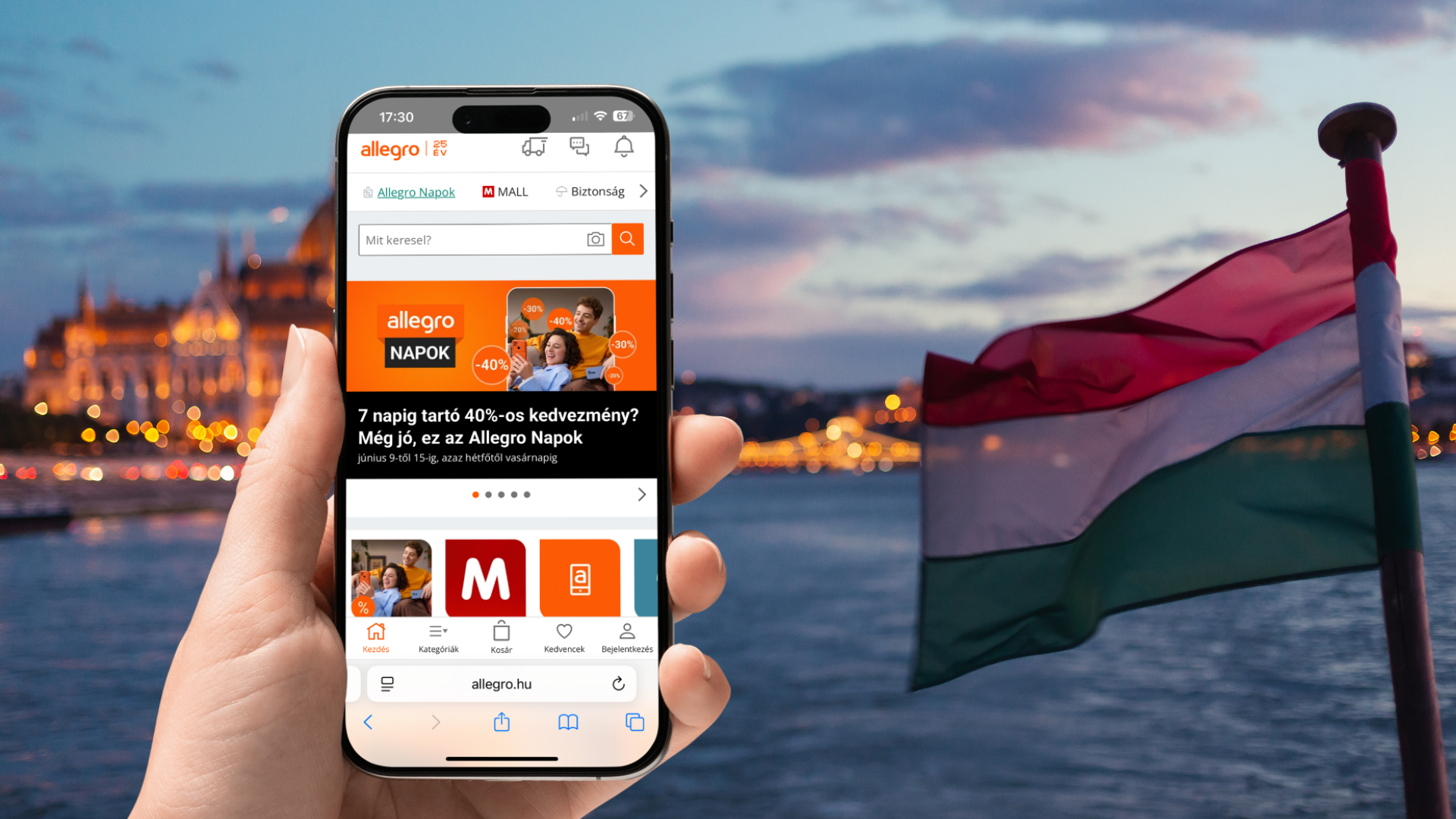 Smartphone mit ungarischem Allegro (allegro.hu) in der Hand, dahinter das beleuchtete Budapester Parlament und Ungarns Flagge