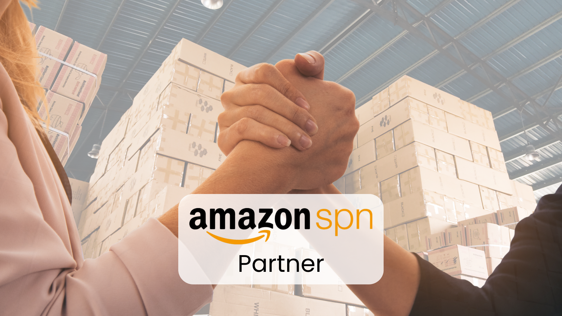 Zwei sich fest umfassende Hände vor einem Lager voller Kartons, im Vordergrund der Schriftzug Amazon SPN Partner
