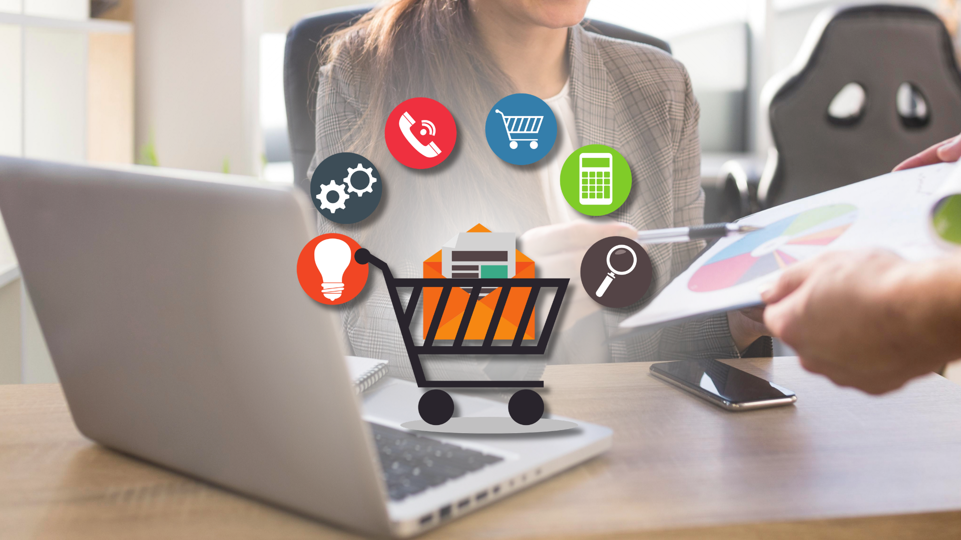 Frau am Laptop bespricht mit jemandem ein Kreisdiagramm, darüber E-Commerce-Icons – Recruiting eines E-commerce Managers