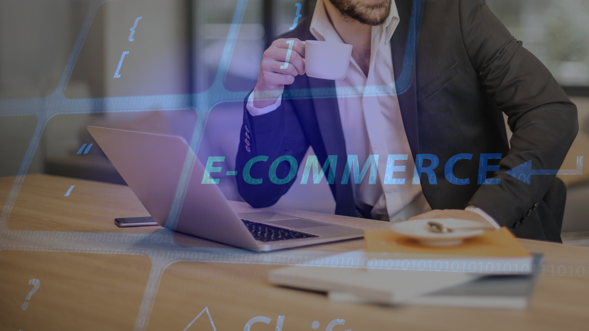Mann im Anzug mit Kaffeetasse am Laptop und digitaler Schriftzug E-COMMERCE – was ein E-commerce Manager macht