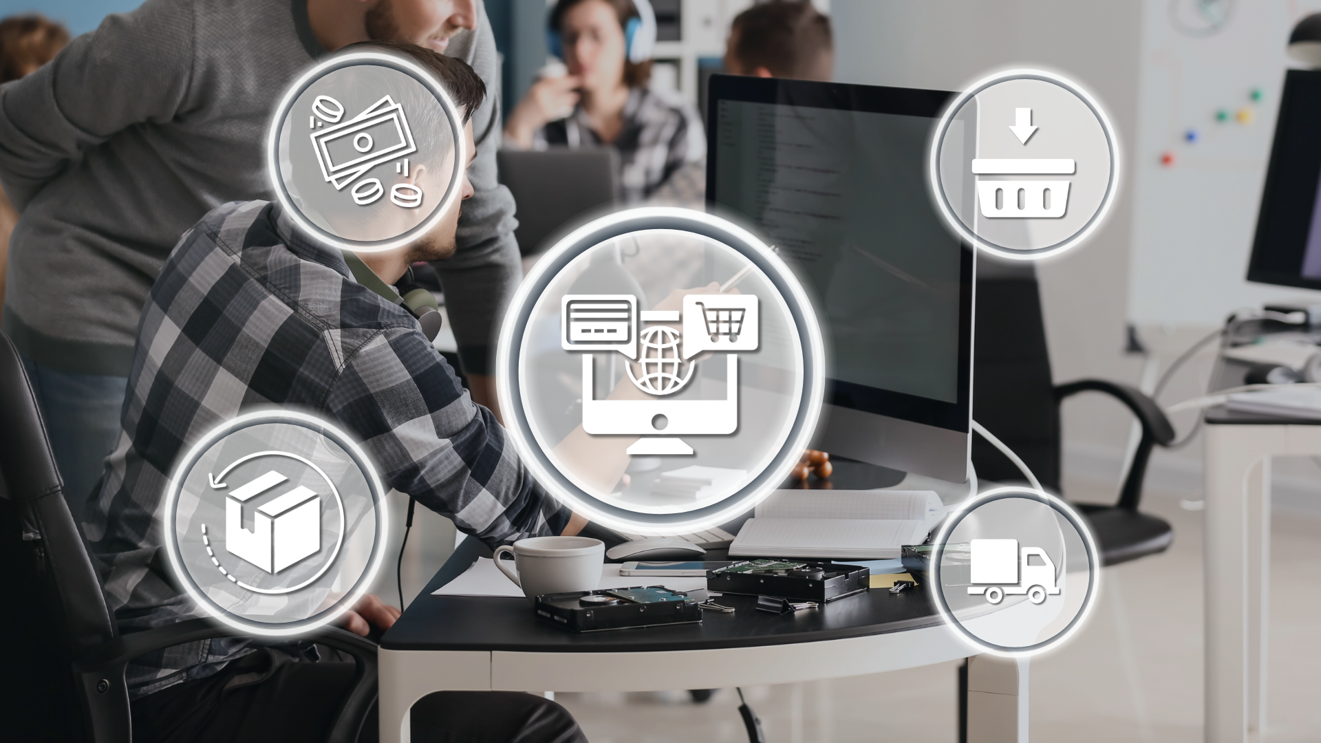 Büroteam am Computer, ringsum Icons für Zahlung, Warenkorb, Retouren und Versand – Aufgaben eines E-Commerce-Spezialisten