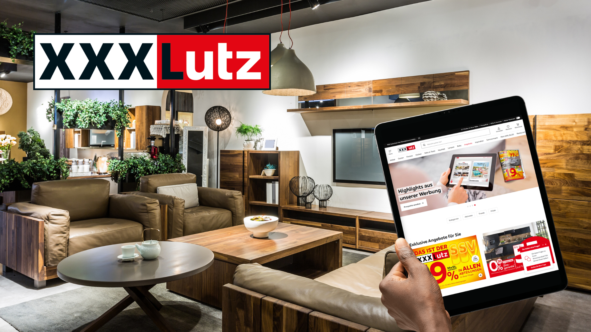 XXXLutz-Logo vor einer Möbelausstellung mit Ledersesseln, daneben ein Tablet mit dem deutschen Onlineshop der Kette