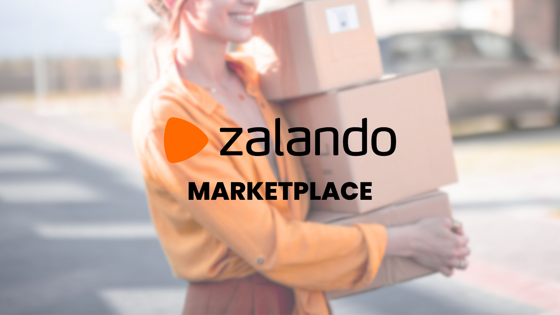 Lächelnde Frau in orangefarbener Bluse trägt drei Pappkartons, im Bild das Logo Zalando Marketplace