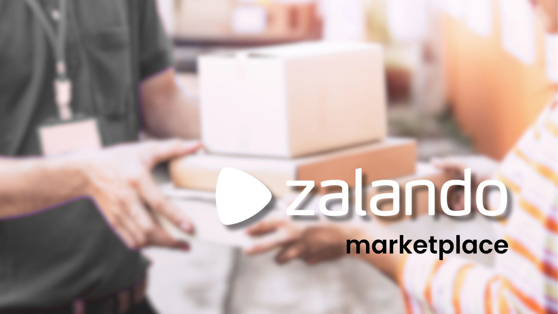 Kurier mit Ausweis übergibt einem Empfänger Pappkartons, im Vordergrund das Zalando-Logo und der Schriftzug „marketplace“